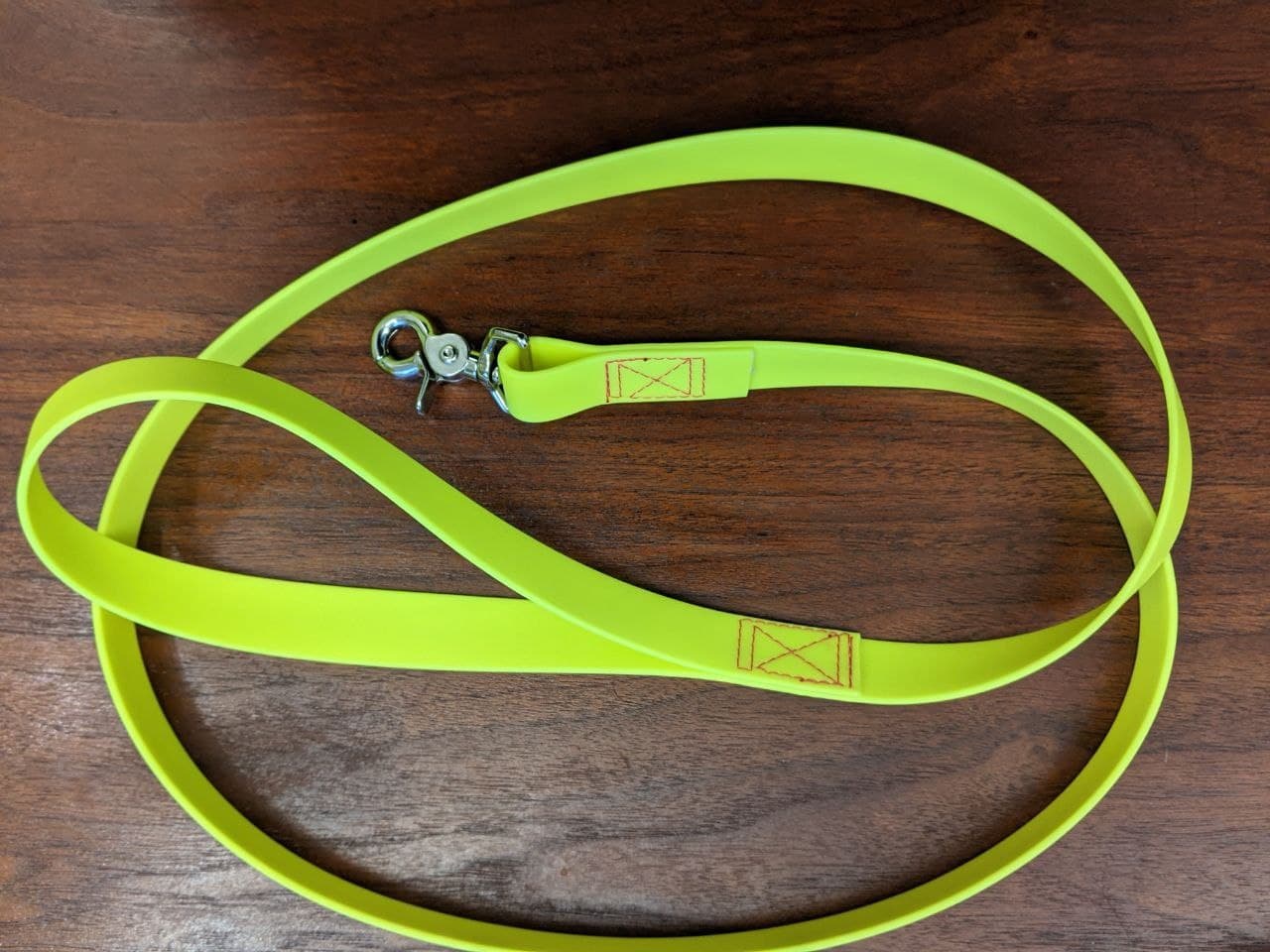 Leash with robust snap lever, approximately 3 feet long